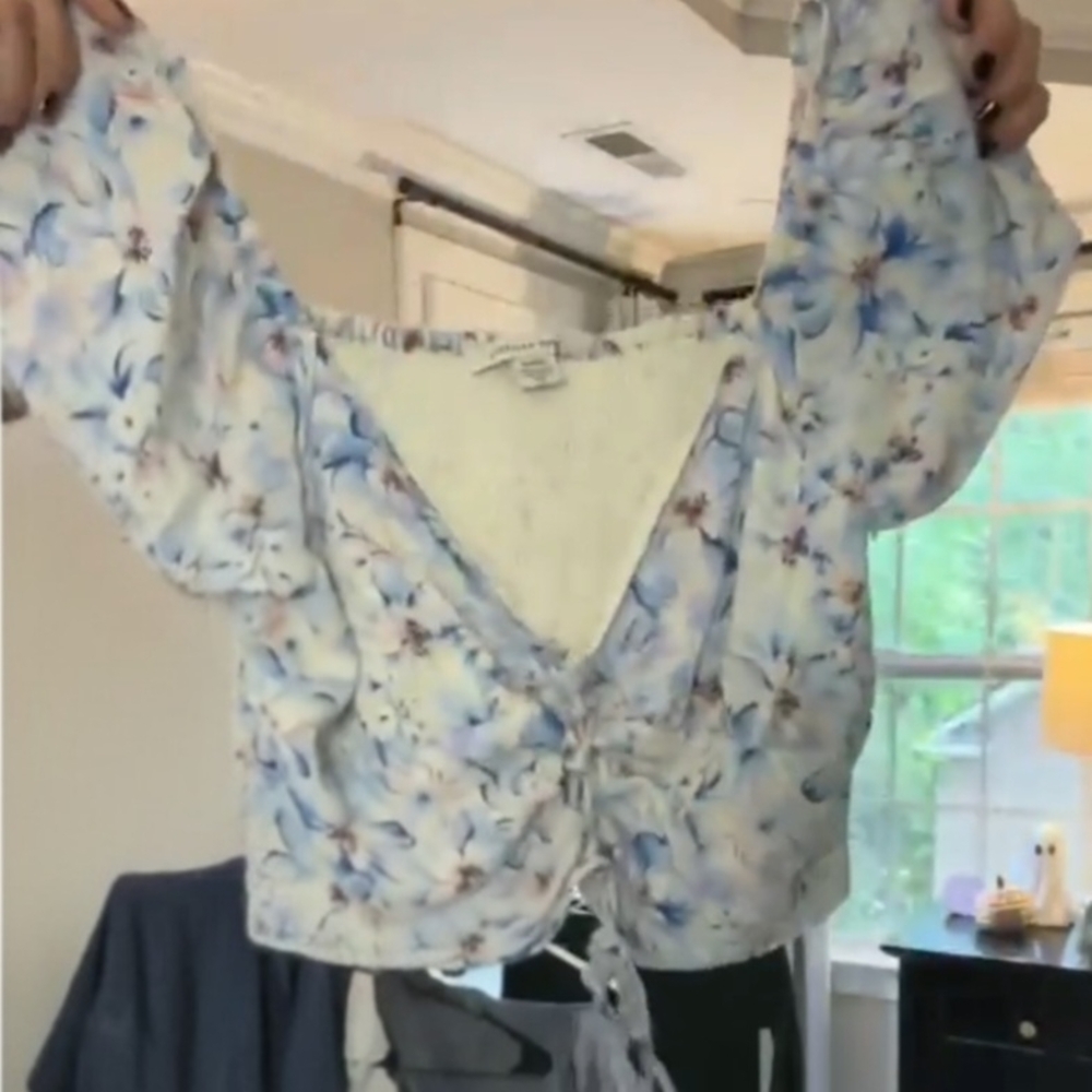 Chic Floral Women's Blouse in Blue and White. Size Small